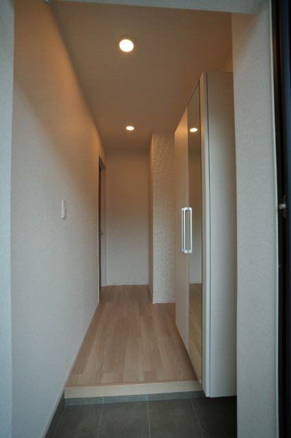 玄関　同じ施工会社の部屋