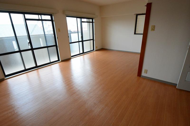 居室・リビング　南向きで陽当たり良好なリビングです！