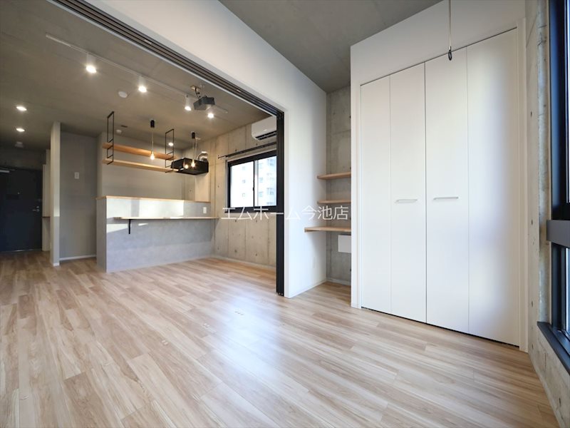 居室・リビング　洋室3.5帖　収納充実　換気良好　LDKと繋げて使用できます