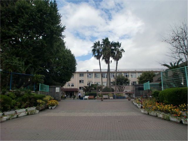 中学校　吉野中学校（中学校）まで614m