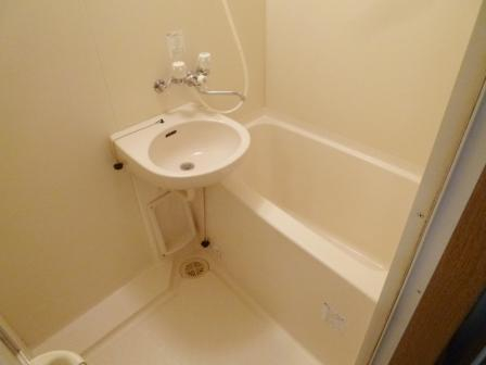 洗面設備　浴室内に洗面台あり