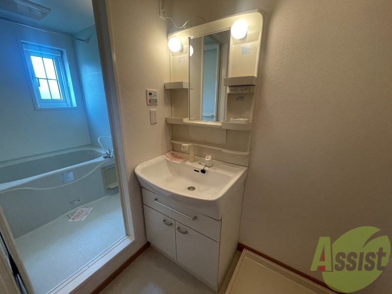 洗面設備　シャワーヘットタイプの独立洗面台で朝の準備にとても便利です。