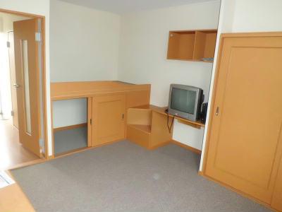 居室・リビング　ベッドの下が収納になっています。