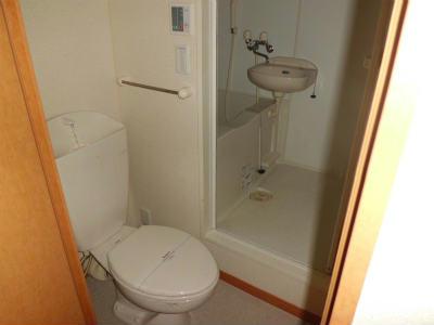 トイレ　仲良く並んだトイレと風呂。