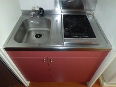 キッチン　電気コンロ付のミニキッチン。