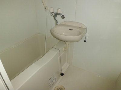 バス・シャワールーム　洗面台付のお風呂。