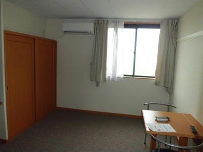 居室・リビング　落ち着いた趣の居室です。