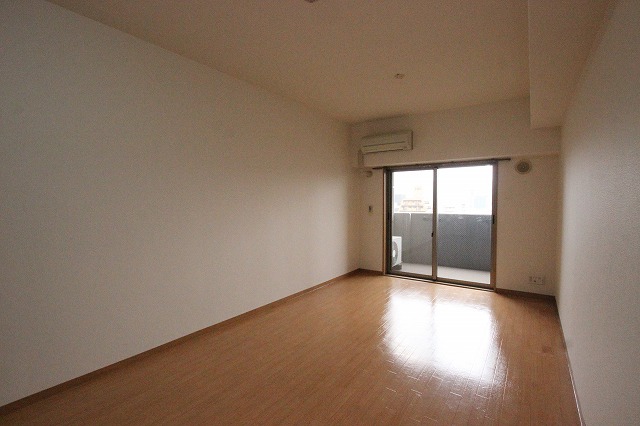 居室・リビング　同物件、別号室のものです。