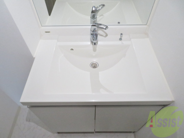 洗面設備　白基調の洗面ルームは清潔感があって気持ちよく身支度出来ます。