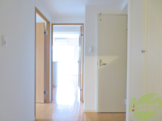 玄関　こちらは玄関になります。おきな収納棚がありますので便利です。