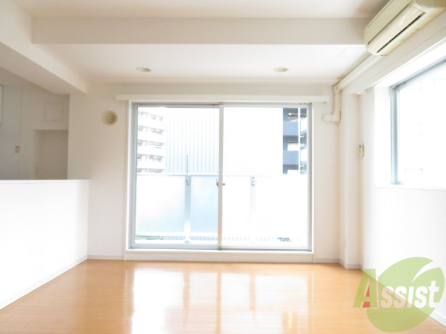 居室・リビング　大きな窓の付いたお部屋は陽射しが入り心地よくなりそうですね。