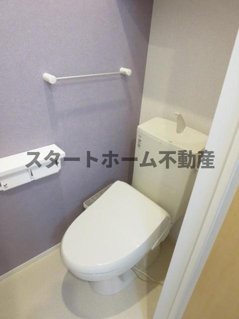 トイレ　落ち着いた色調のトイレです