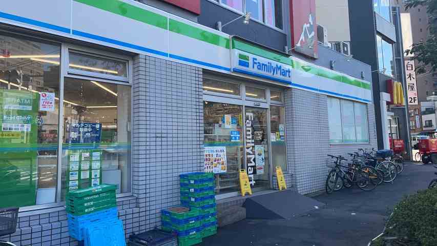 コンビニ　ファミリーマート（コンビニ）まで483m