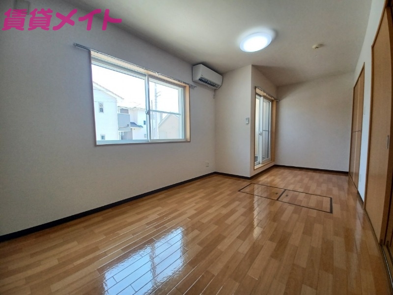 居室・リビング　同物件別部屋の写真です