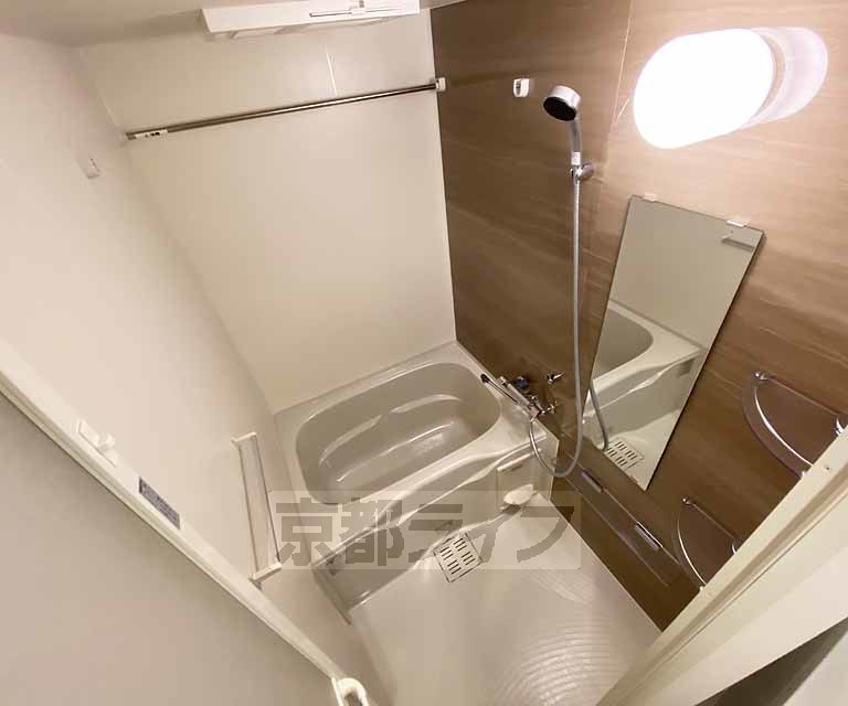 バス・シャワールーム　鏡のある便利なお風呂