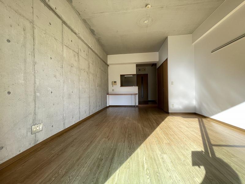 居室・リビング　片面打ちっ放しのCoolなお部屋