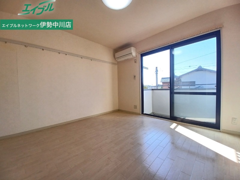 居室・リビング　別部屋参考写真です。