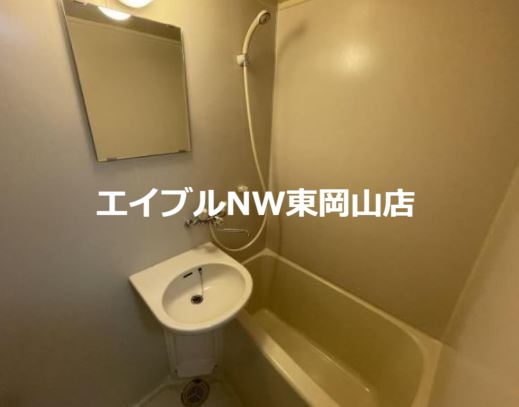 バス・シャワールーム　類似部屋の写真です。実際は少々異なる場合もございます。