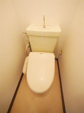 トイレ　トイレは温水洗浄便座つきです。