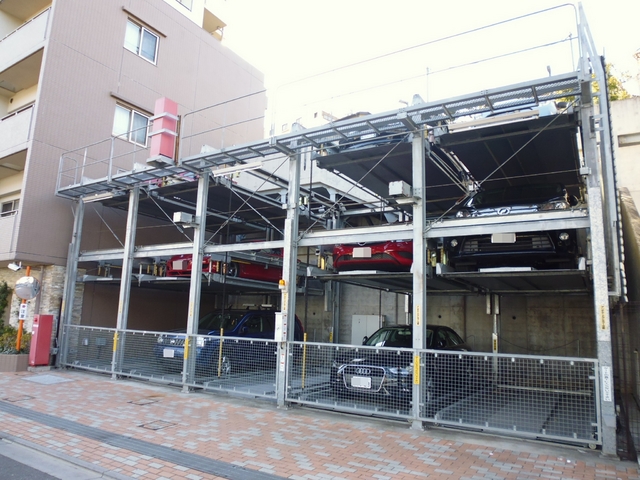 駐車場　立体駐車場もあります。