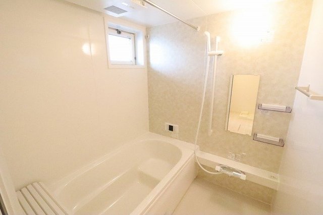 バス・シャワールーム　１坪タイプのお風呂で足をゆったり伸ばして入れますよ