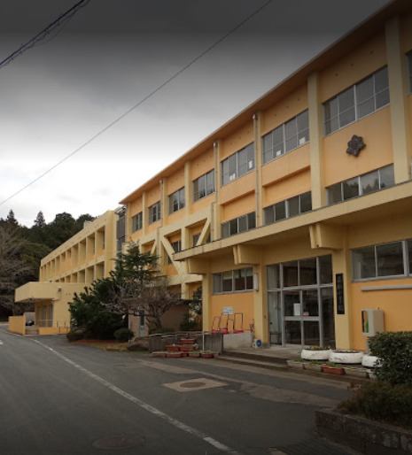 小学校　倉吉市立西郷小学校（小学校）まで1511m