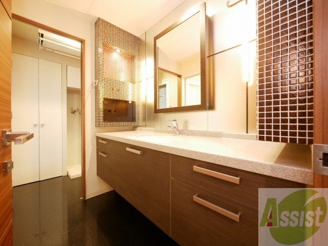 洗面設備　独立洗面台です。大きくてよいですね。シャンプーもできます！