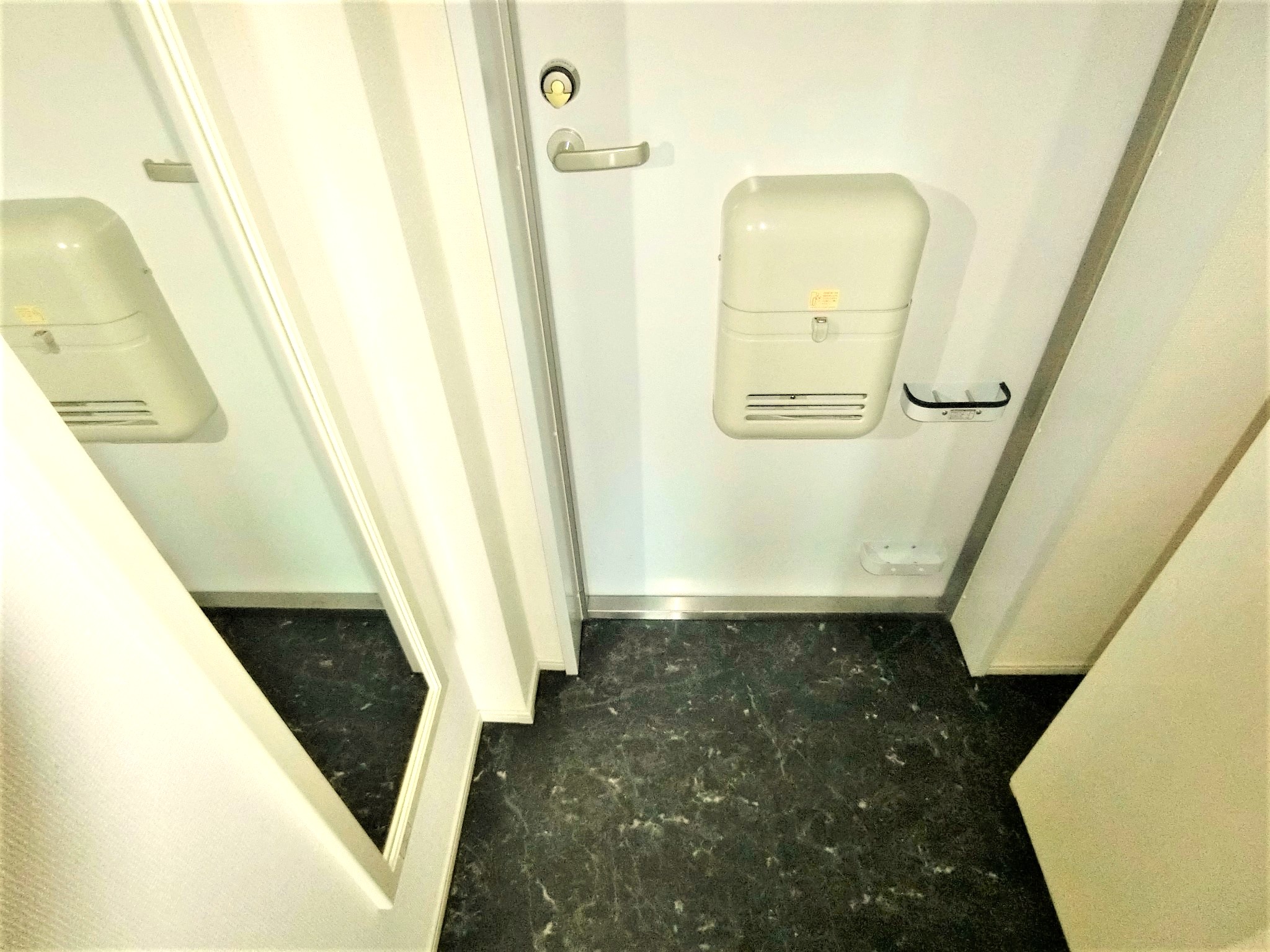 玄関　シューズボックス・傘立て・全身鏡を完備です☆