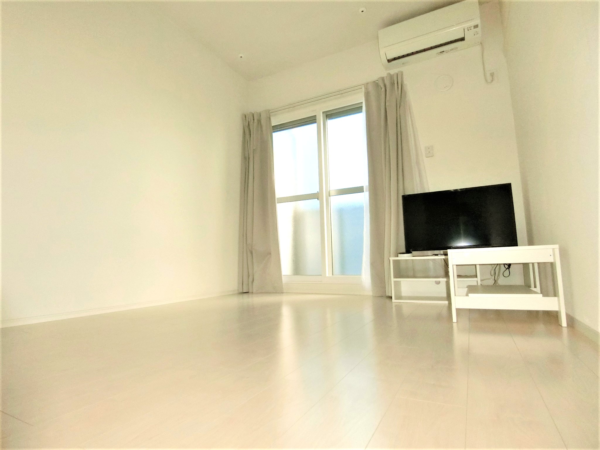 その他　テレビ・ローテーブル・カーテン・エアコン・照明を完備です☆