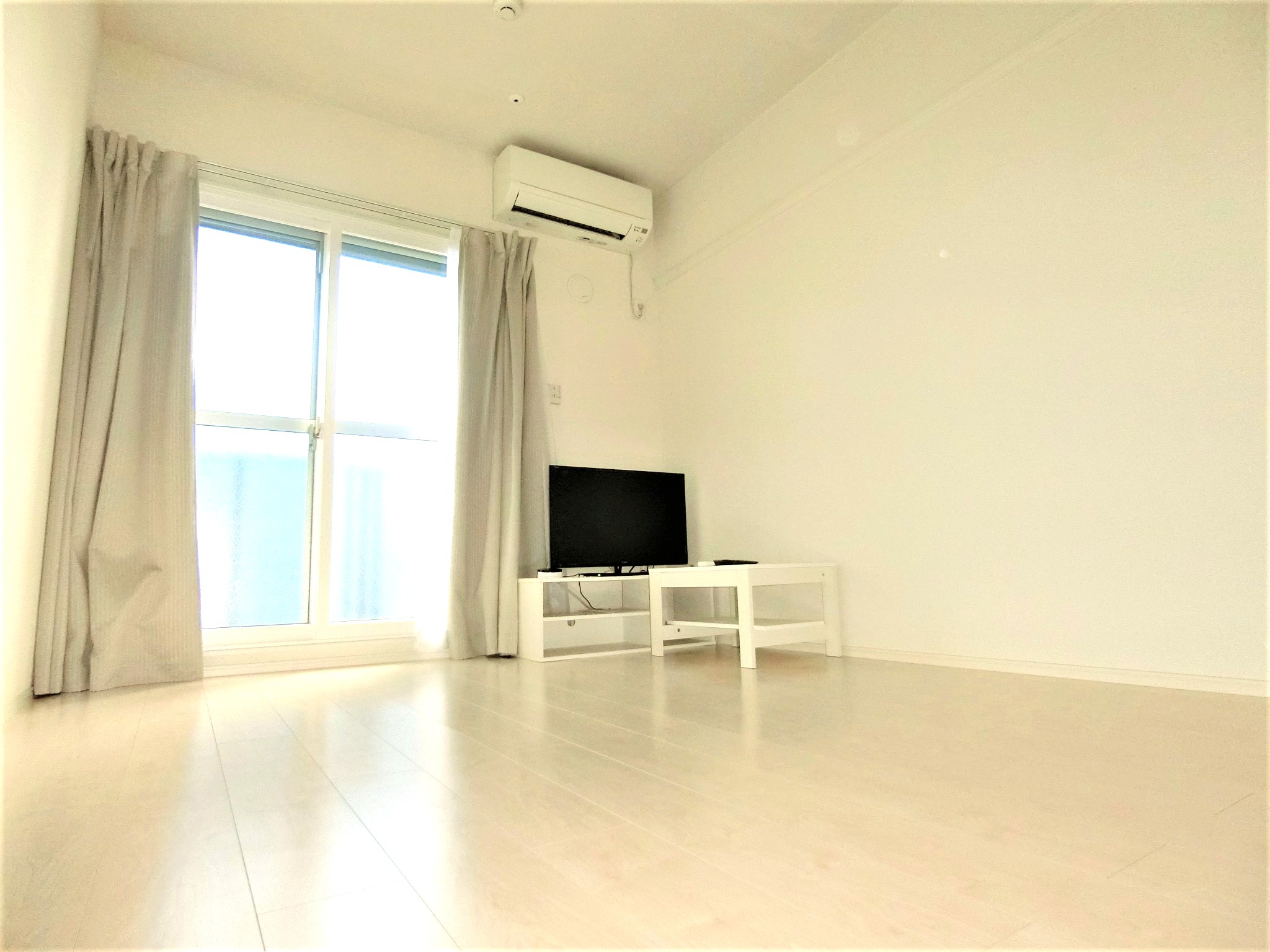 居室・リビング　テレビ・ローテーブル・カーテン・エアコン・照明を完備です☆