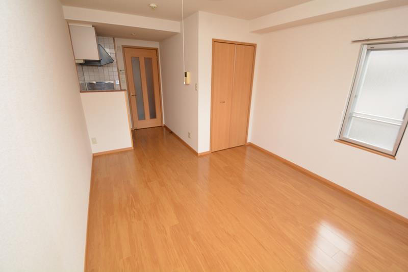 居室・リビング　２面採光で明るい洋室です♪