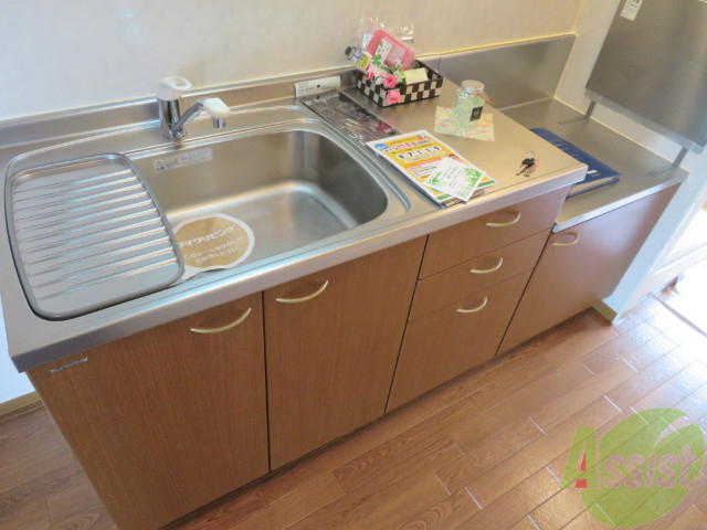 キッチン　十分な大きさのキッチンですね。２口コンロも置けます。