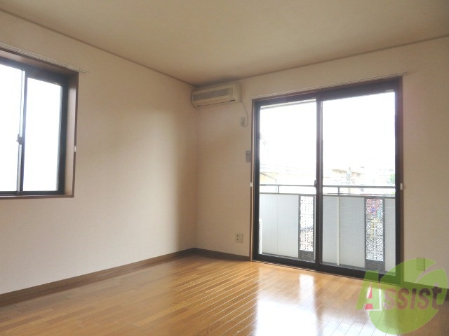 居室・リビング　陽の光が差し込む明るいお部屋は気持がいいですね～