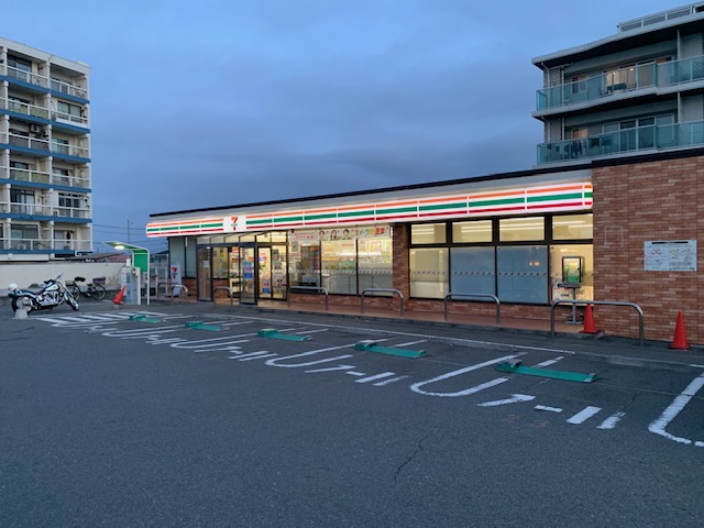 コンビニ　セブンイレブン茅ヶ崎サザンビーチ店（コンビニ）まで589m