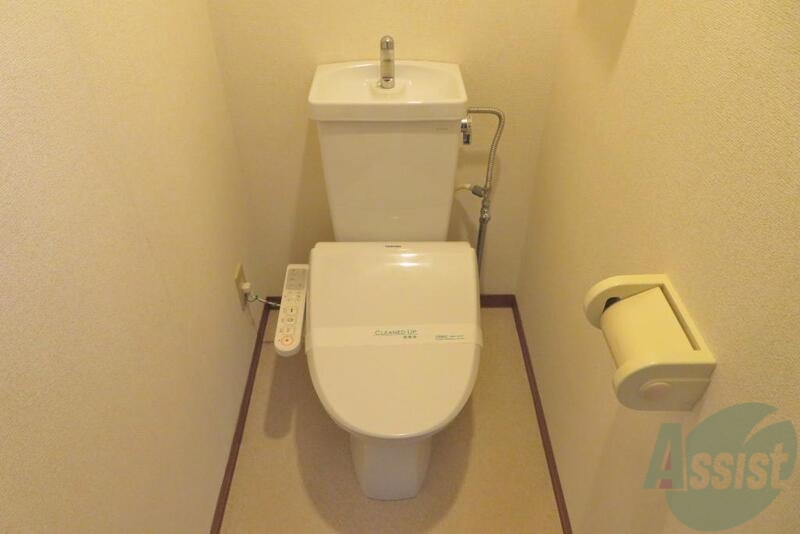 トイレ　トイレは嬉しい温水洗浄付き。これは外せませんよね。