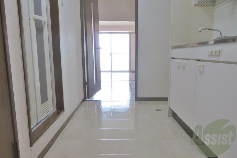 玄関　玄関まで光が入ってきており明るい感じがしました。