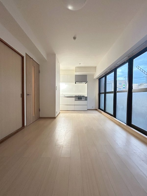 居室・リビング　10.2帖！広いバルコニーが面しているため日当たり良好です！