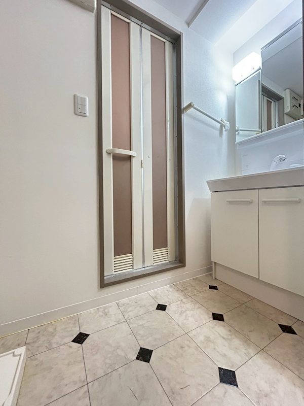 洗面設備　うれしい三面鏡洗面台！