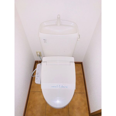 トイレ　温水洗浄暖房便座です。