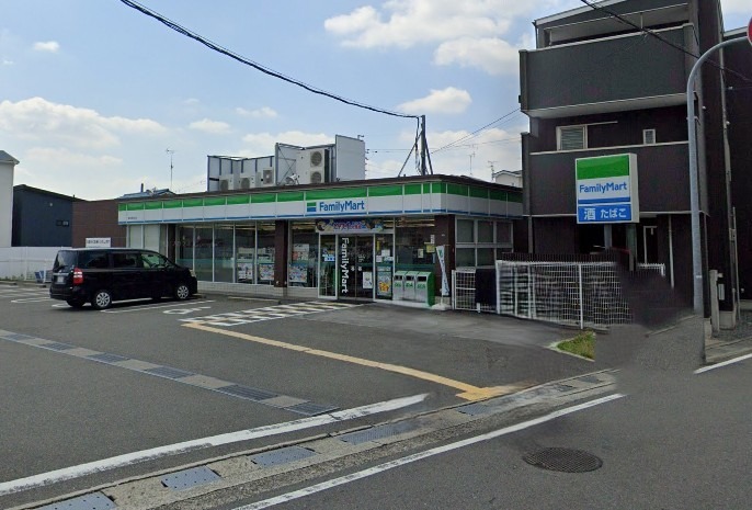 コンビニ　ファミリーマート豊中春日町店（コンビニ）まで570m