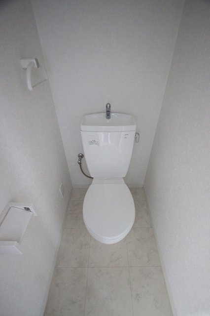 トイレ　同物件、別号室のものです。