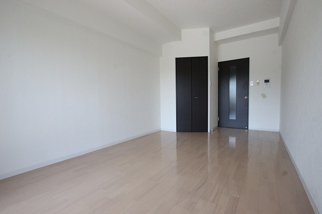 居室・リビング　同物件、別号室のものです。