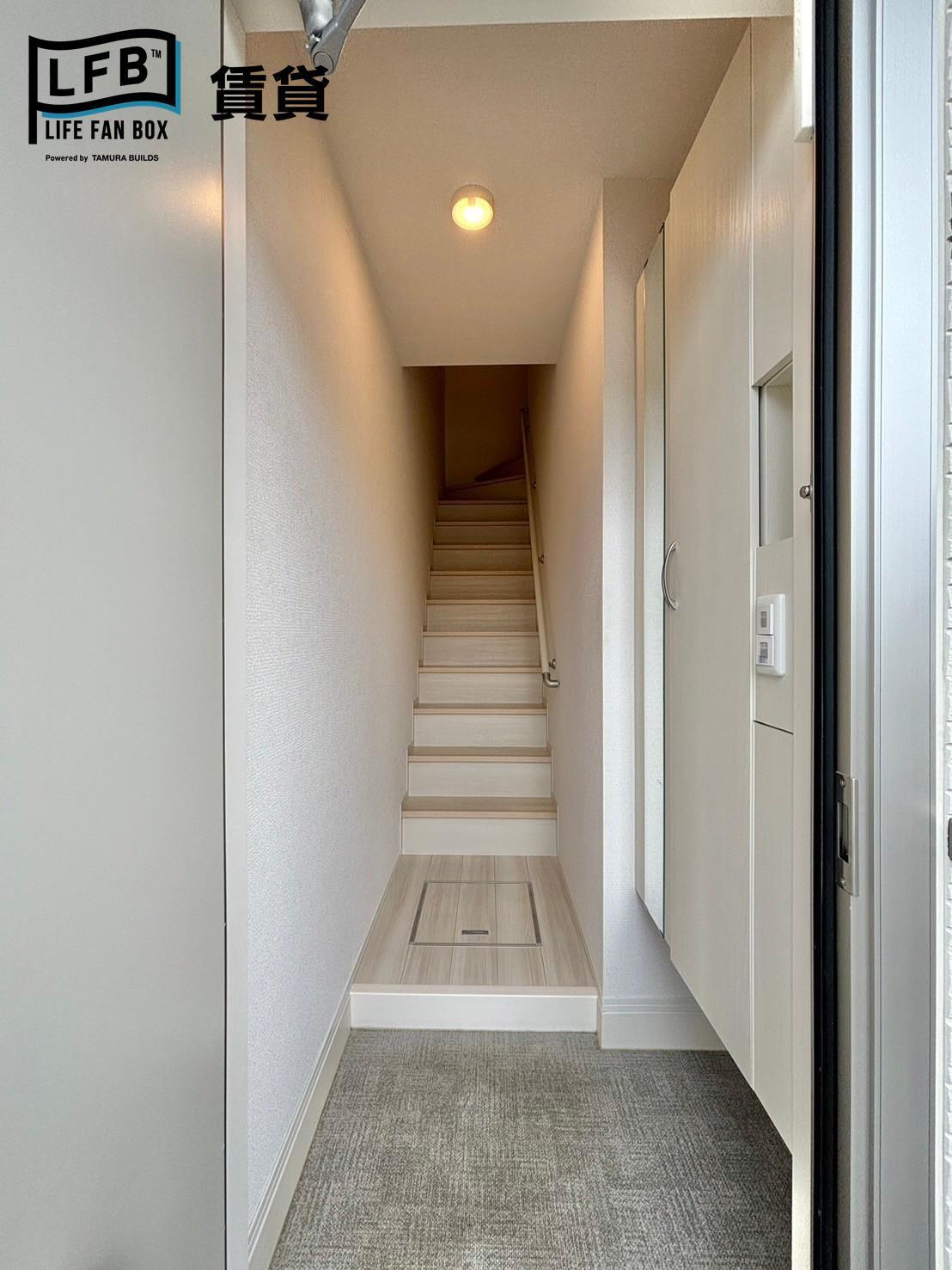 玄関　※202号室の写真です。