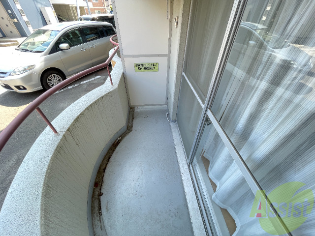 バルコニー　バルコニー。洗濯物がはかどりそうな広さがありますよ