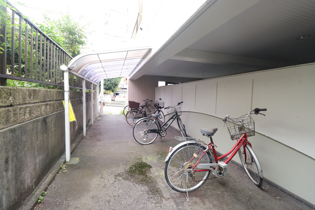 その他共有部分　雨の日でも安心して止められる屋根付の駐輪場です☆