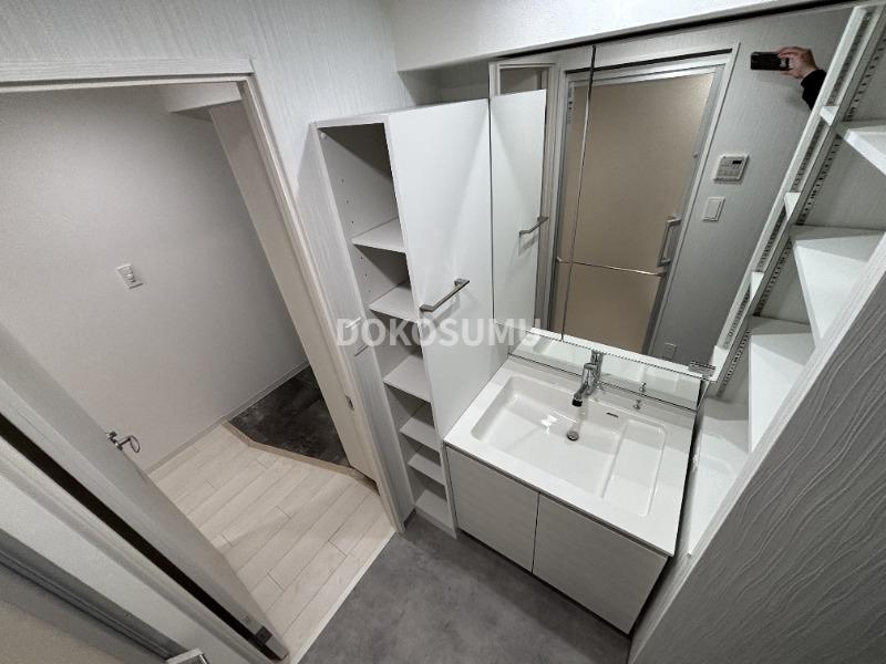 洗面設備　忙しい朝もスムーズに。使いやすさを追求した清潔な洗面空間。