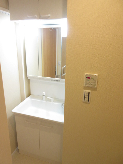 洗面設備　上部収納付きの３面鏡シャンプードレッサー