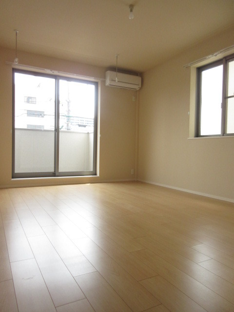 居室・リビング　２面採光の明るいリビング