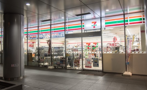 コンビニ　セブンイレブン法政大学市ヶ谷キャンパス店（コンビニ）まで210m