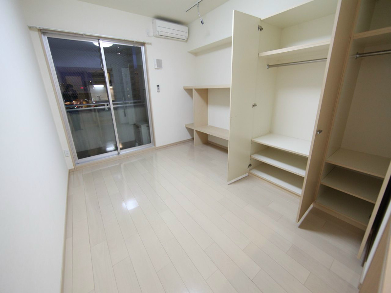 居室・リビング　洋室10.2帖　クローゼット（収納充実してます）エアコン完備